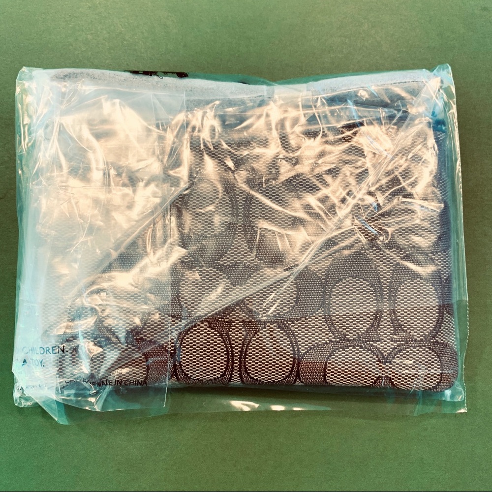 BNWT Coach Corner Zip Wristlet Wallet - Picture 5 of 5